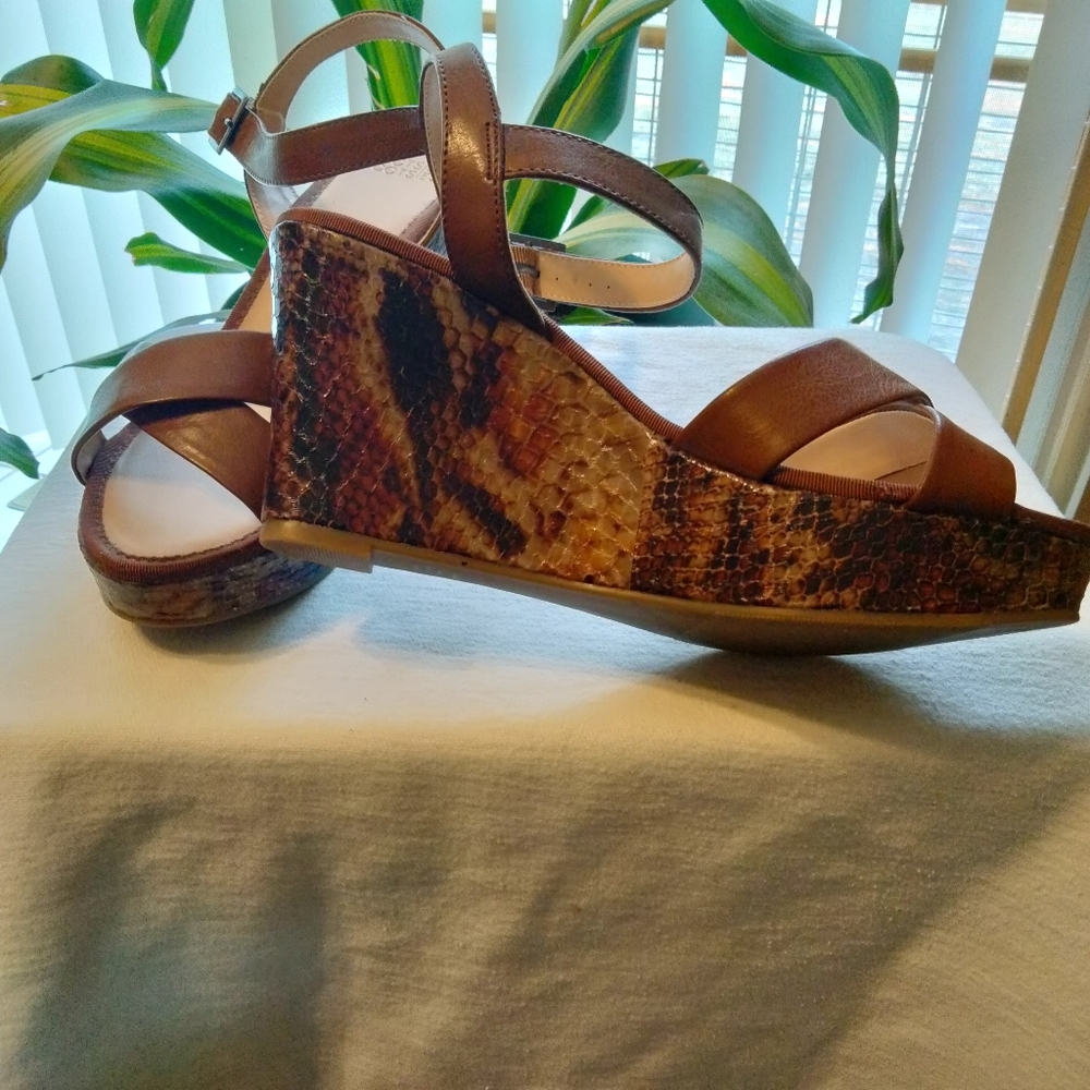 Platform sandal - Picture 2 of 4